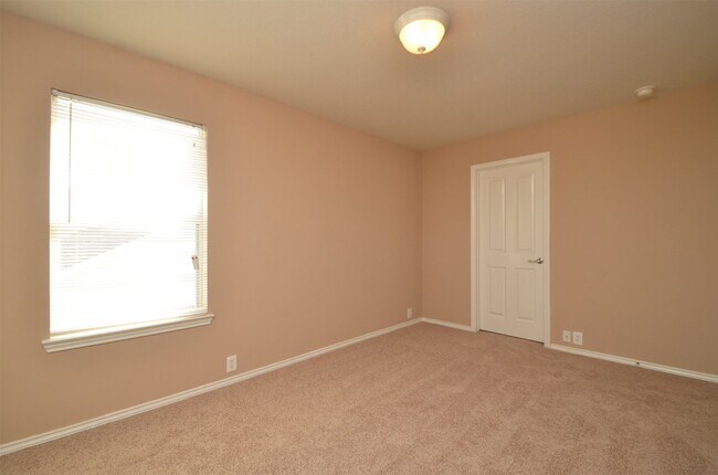 Building Photo - 915 Butterfly Ln