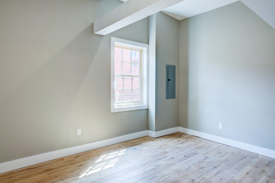Building Photo - 1555 N 4th St