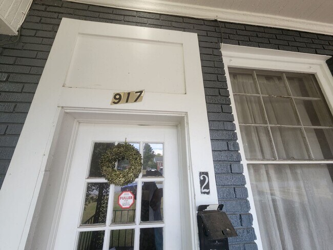 Building Photo - 917 Oakview Ave
