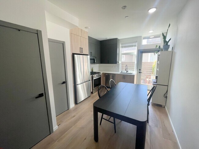 Building Photo - 9257 Ashworth Ave N, Unit D