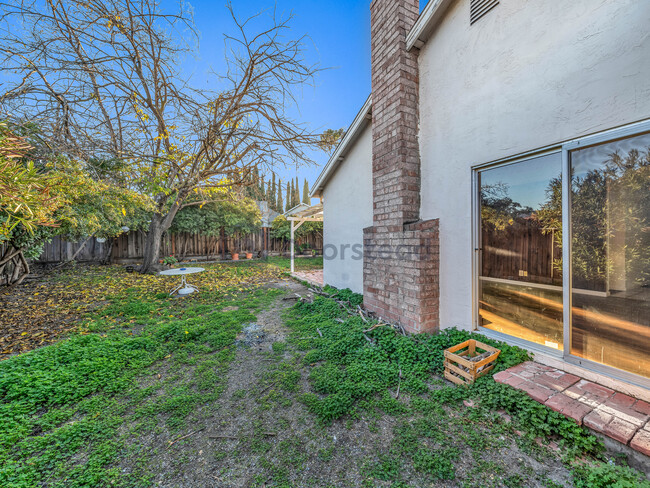 Building Photo - 738 El Sereno Dr