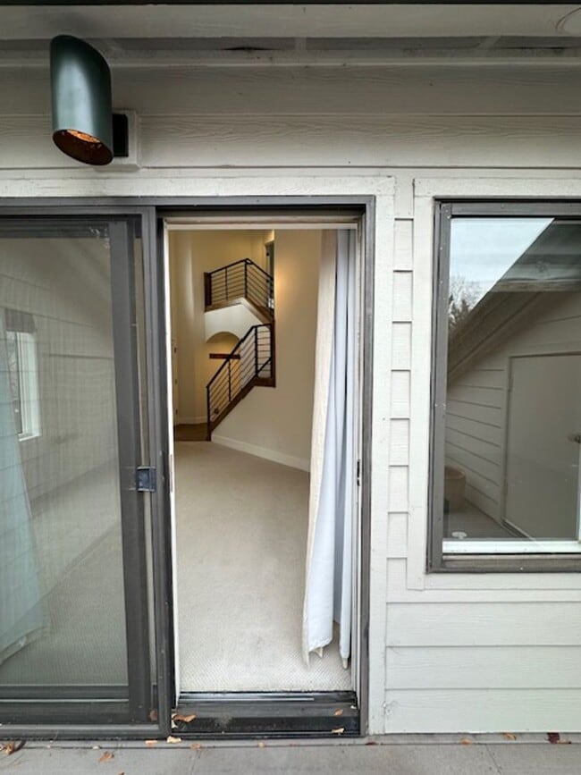 Building Photo - Riverfront Gated 2 Bedroom Luxury Condo!!