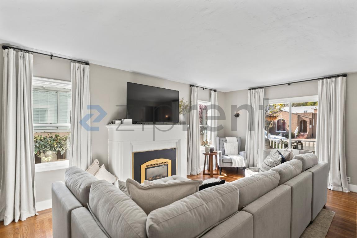 Building Photo - 1337 Acacia St