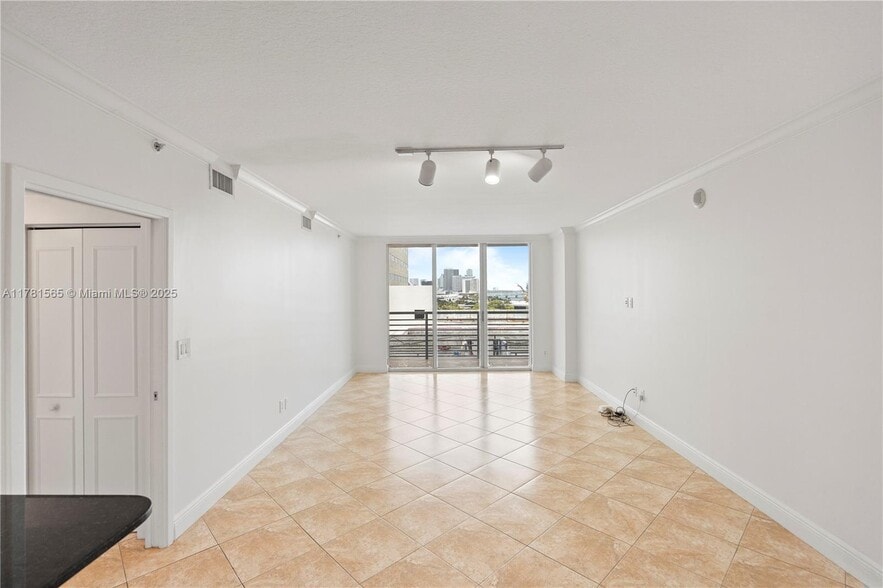 Primary Photo - 325 S Biscayne Blvd
