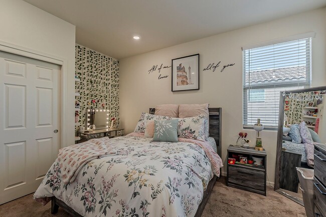 Building Photo - Modern Comfort Meets Smart Living in Vail!