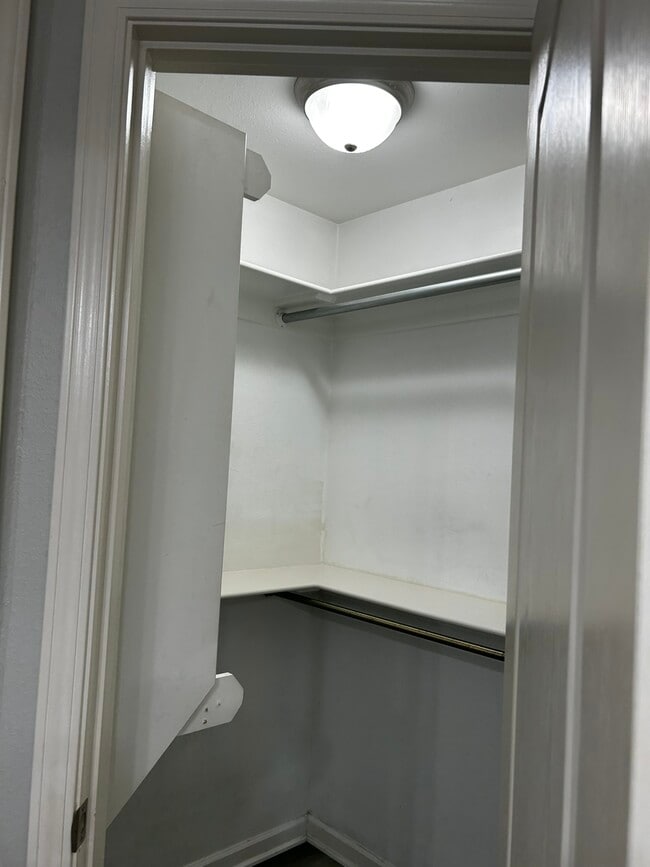 Building Photo - 210-210 Hidden Meadows Dr