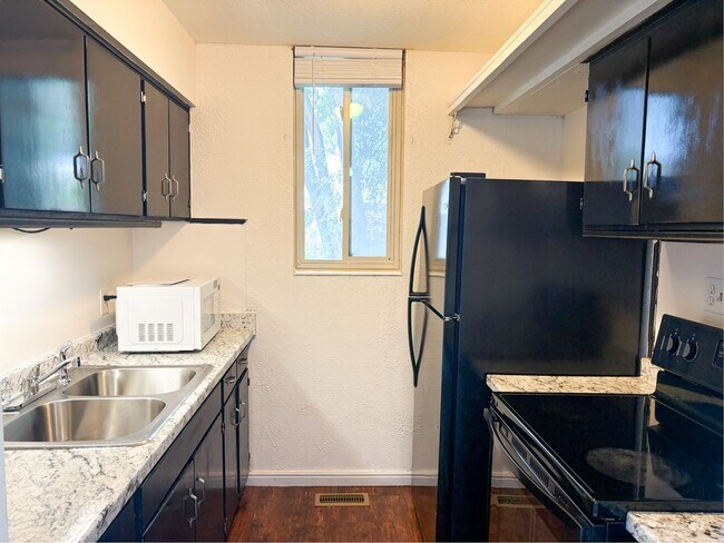 Building Photo - 4426 S Rosehaven Ct