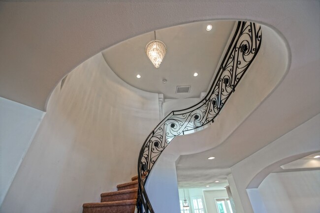 Building Photo - VERY SPACIOUS, BRIGHT & AIRY HOME W/ UNIQU...