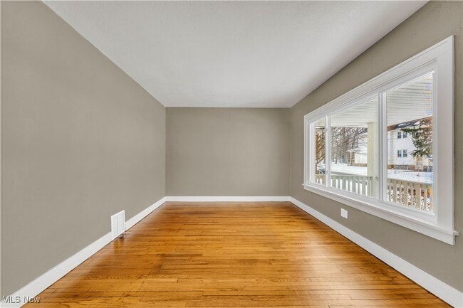 Building Photo - 10403 Russell Ave