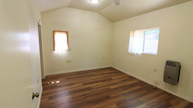 Building Photo - One bedroom house midtown Bend