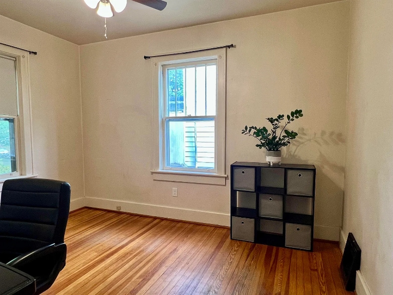 Building Photo - 511 Bowling St