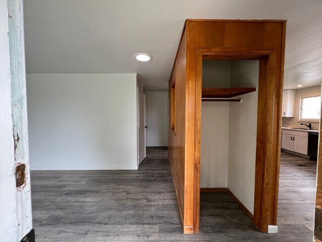 Building Photo - Bremerton Duplex