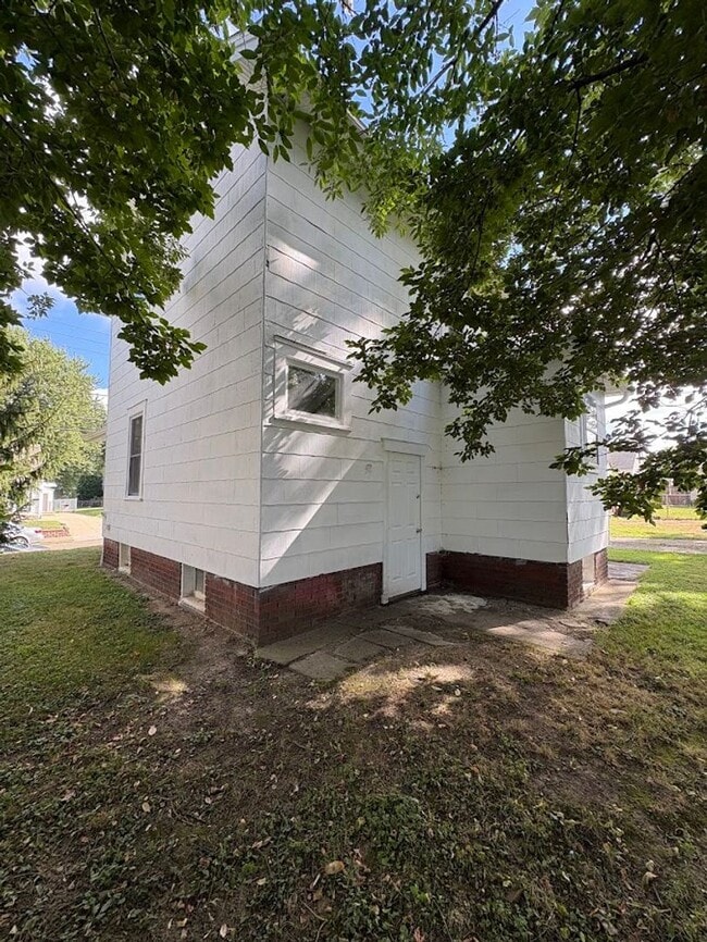 Building Photo - Two bedroom one bathroom home for rent