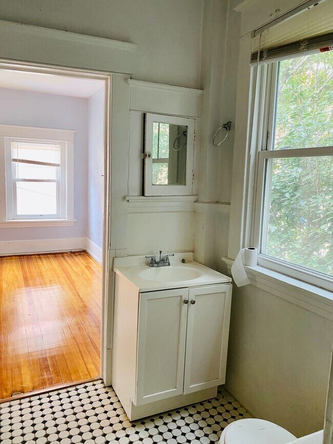 Building Photo - 119 N Robinson St