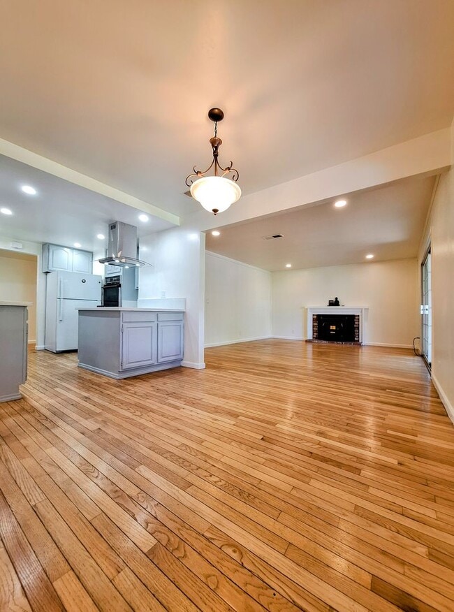 Building Photo - Beautifully Remodeled 3bd Single Story House With Bonus Room & Storage Space!