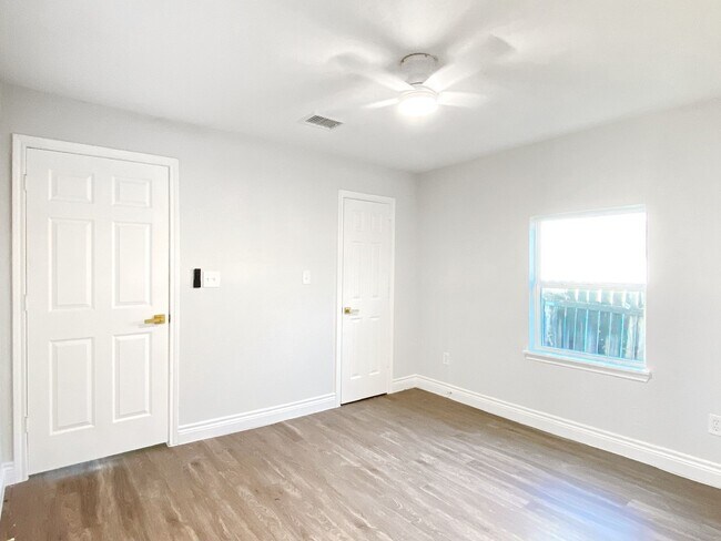 Building Photo - 810 Avenue D