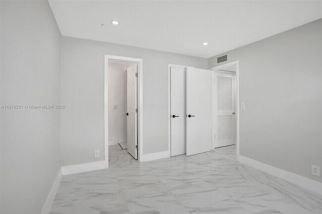 Building Photo - 5420 Hollywood Blvd