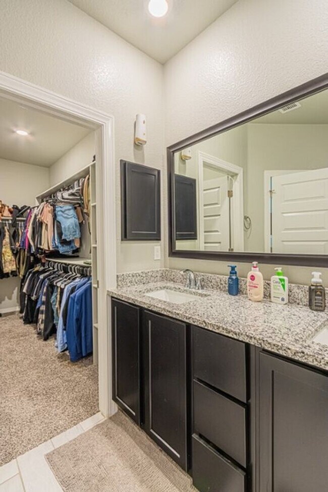Building Photo - Beautiful home offers access to resort-style amenities