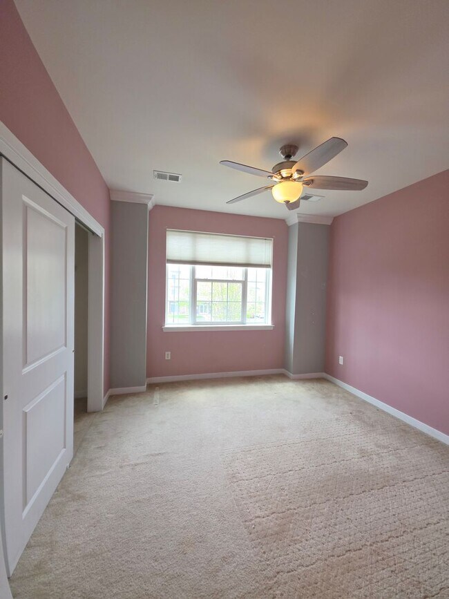 Building Photo - Beautiful 2nd floor (with elevator services) condominium: 2-bed, 2-bath, beautiful kitchen, bonus...