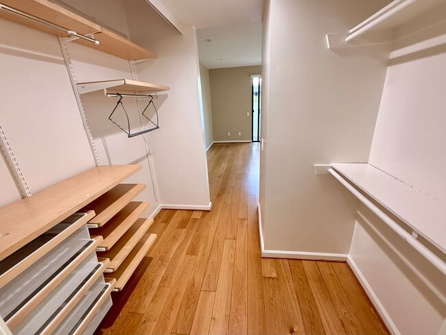 Building Photo - Large Downstairs 2br/2ba in Marina District!