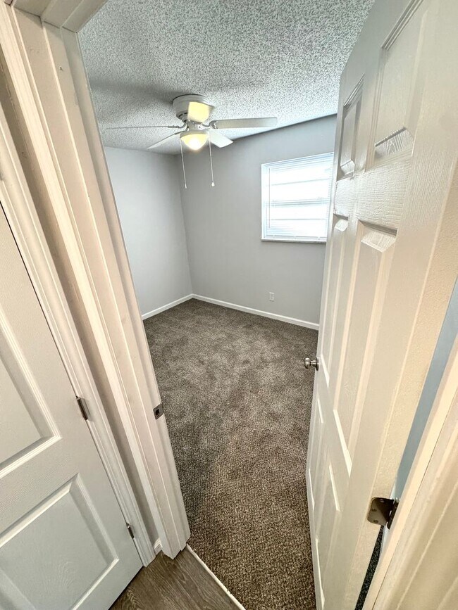 Building Photo - 2 Bedroom Apartments, Excellent Location!