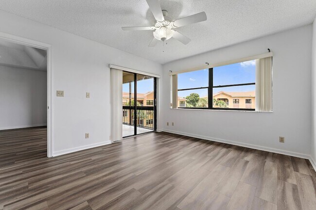 Building Photo - 700 Uno Lago Dr