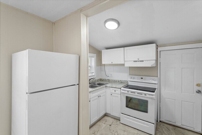 Building Photo - Cute 2bdrm/1bath house with large fenced y...