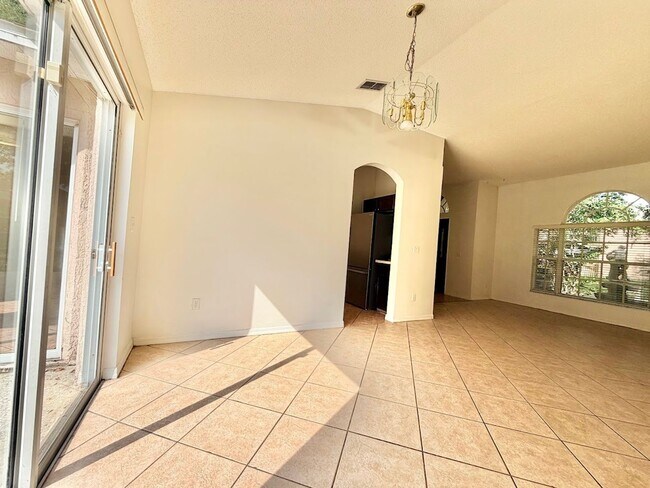 Building Photo - Large and Spacious 4/2 in Ideal Location!
