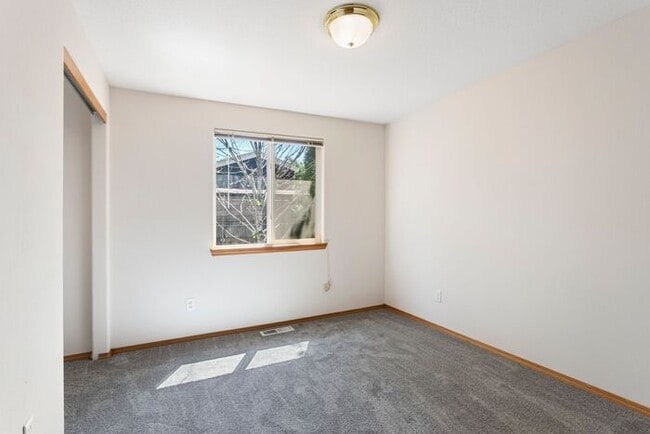 Building Photo - Secluded 3 bedroom 2 bath home close to Wo...