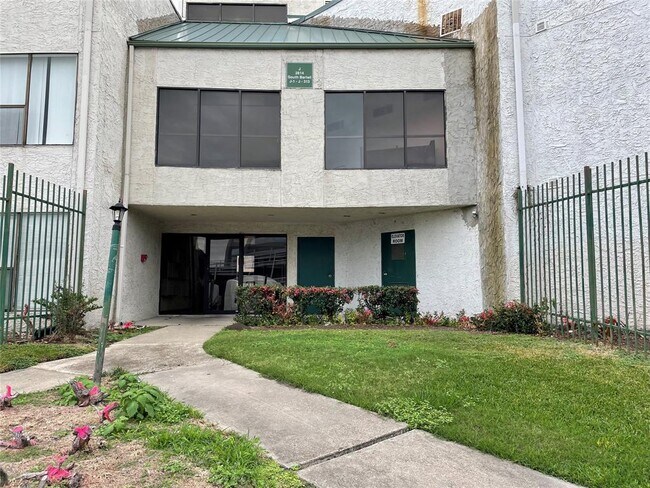 Building Photo - 2814 S Bartell Dr