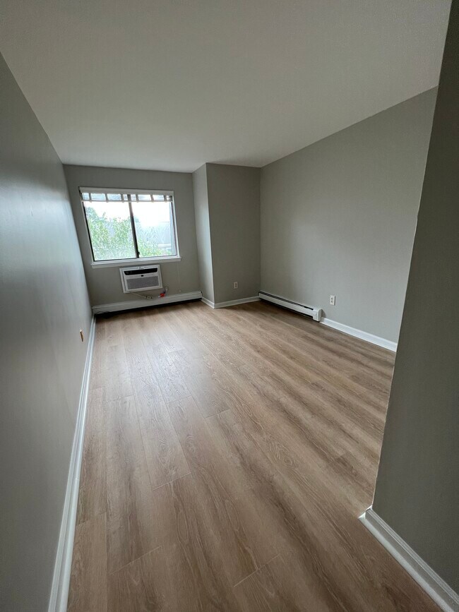 second bed - 107 North Broadway