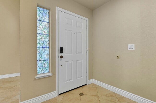Building Photo - Updated Family Spacious Home w/ Fenced in ...