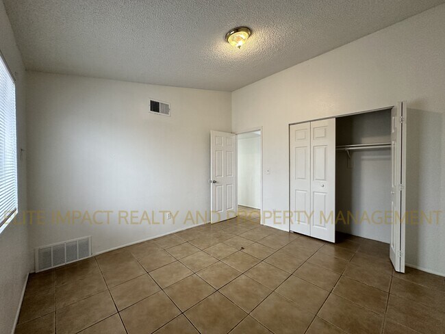 Building Photo - 423 E Thoroughbred St