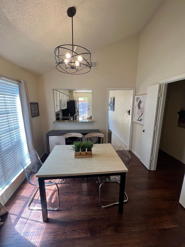 Building Photo - 3/2 Attached House in Wilshire Heights!