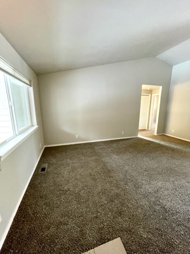 Building Photo - Beautiful 3 Bedroom Single Level home near...