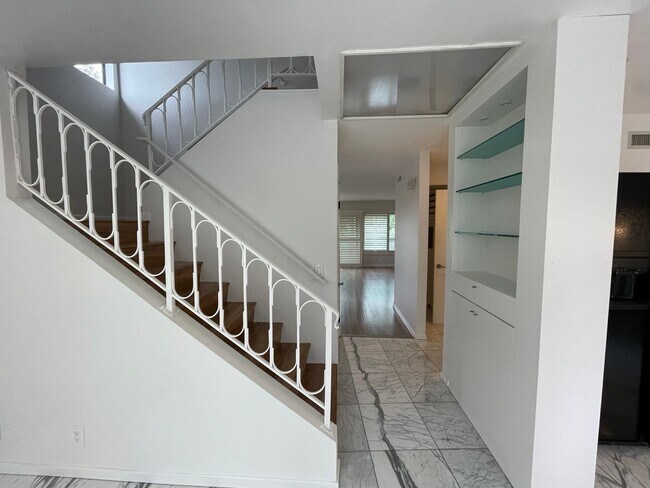 Building Photo - La Jolla Resort Style Living