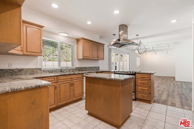 Building Photo - 1181 Somera Rd