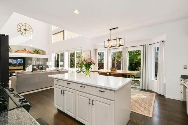 Building Photo - 329 Wyss St