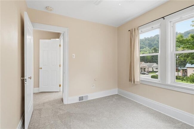 Building Photo - 307 Ambridge Ave