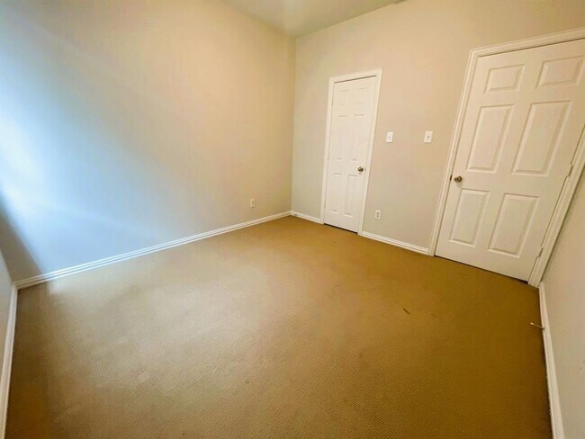 Building Photo - 130 W Montfair Blvd