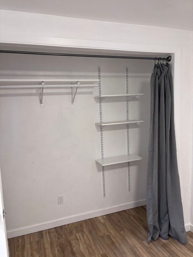 Building Photo - BIR225