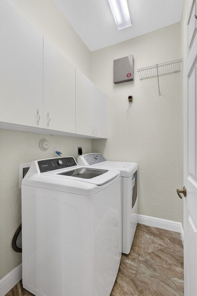 Building Photo - Beautiful & Spacious 3 Bedroom and 2 Bathroom with 2 Car garage and covered patio Home in West Pa...