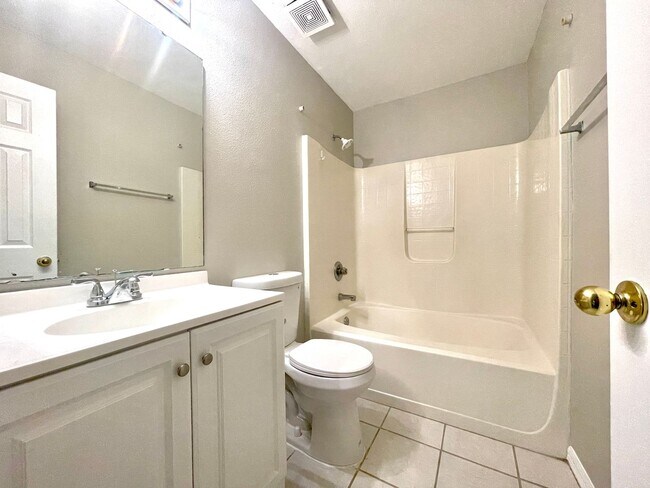 Building Photo - Charming 3-bed, 2-bath in Convenient Location