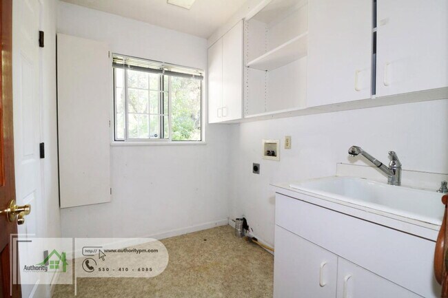 Building Photo - 3180 Wilshire Dr