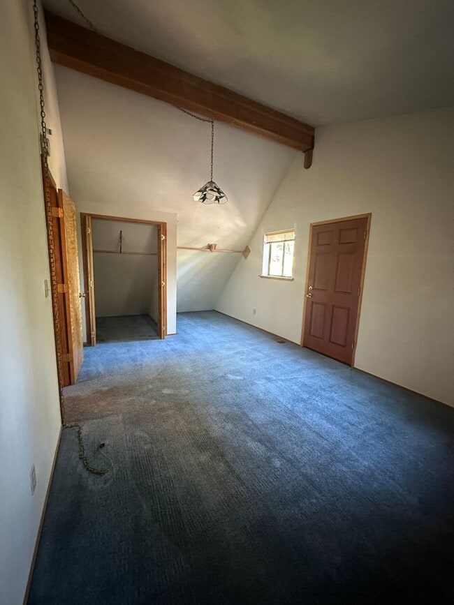 Building Photo - Great End Of Street location -  3 bedroom,...