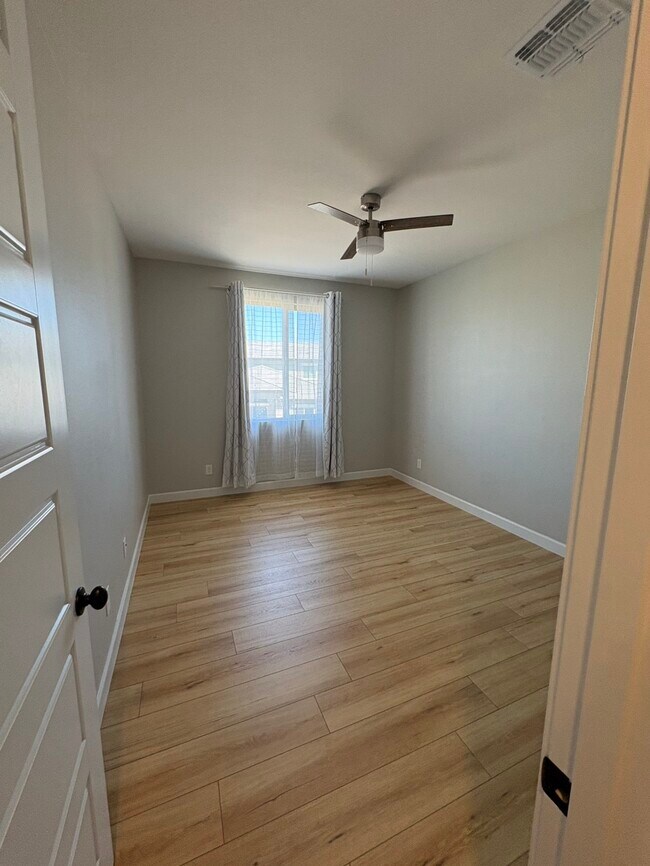 Building Photo - 1928 W Chisum Trl