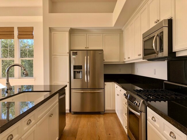 Building Photo - Luxurious and Light & Bright Unfurnished 2...