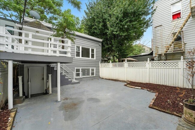 Building Photo - 283 Griffith St