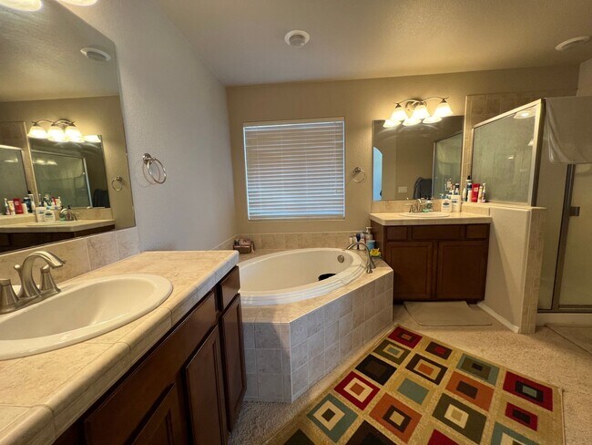 Building Photo - 4 Bedroom Home close to Peterson SFB