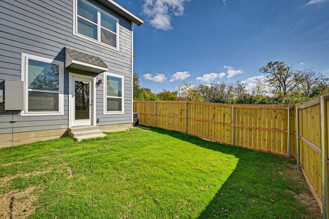 Building Photo - Charming 2-Bedroom Duplex in Fort Worth, TX